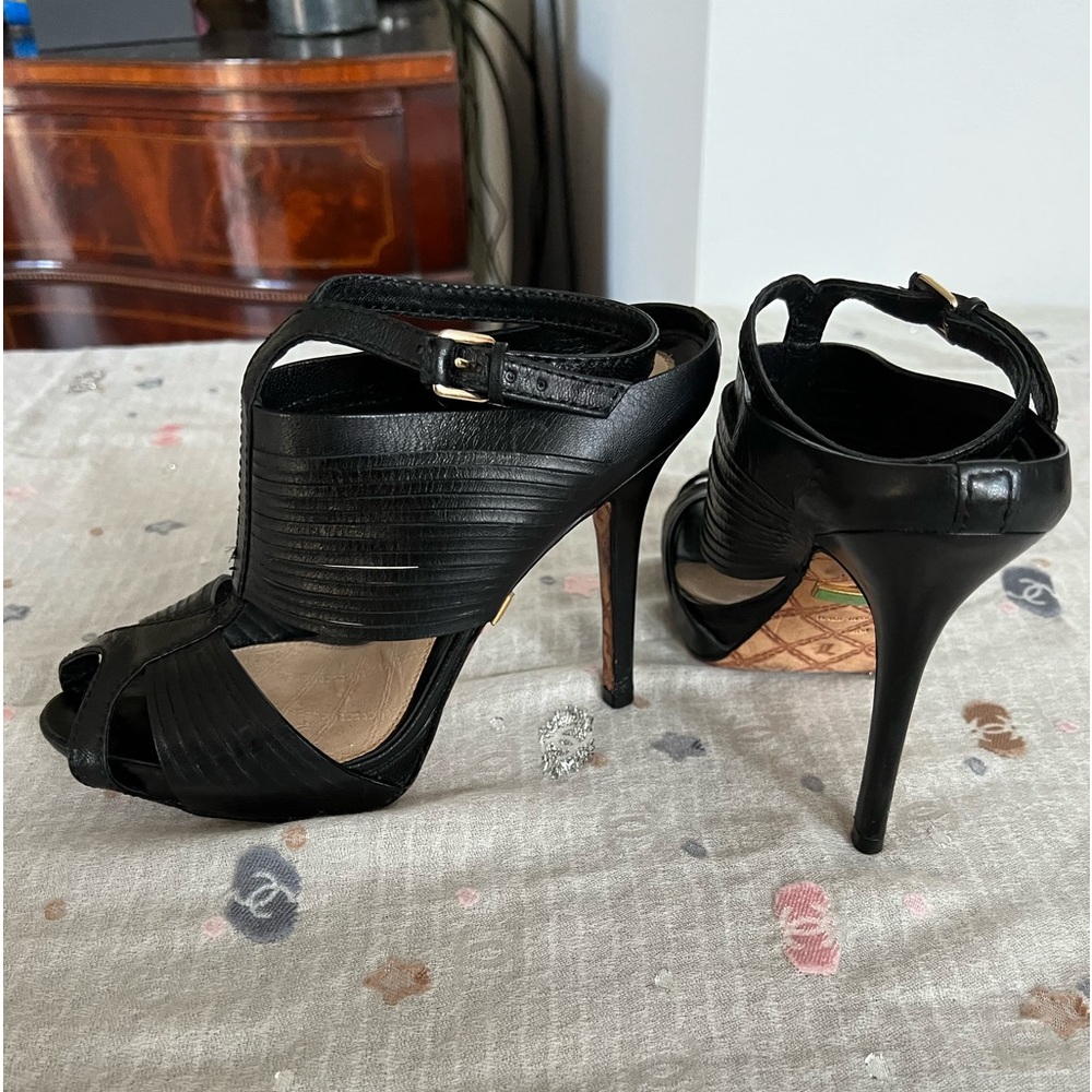 Velcro straps that adjusts.  Only worn twice. They do run narrow.